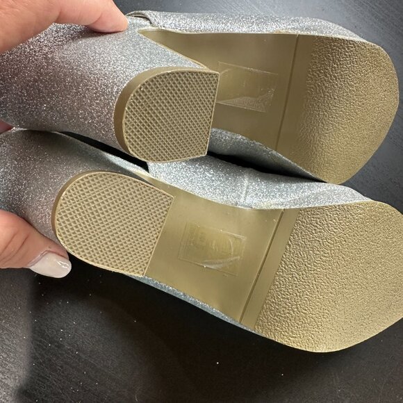 But Another Innocent Tale Sparkly Silver NWOT Platform Heels Size 8 Glitter - Picture 13 of 14